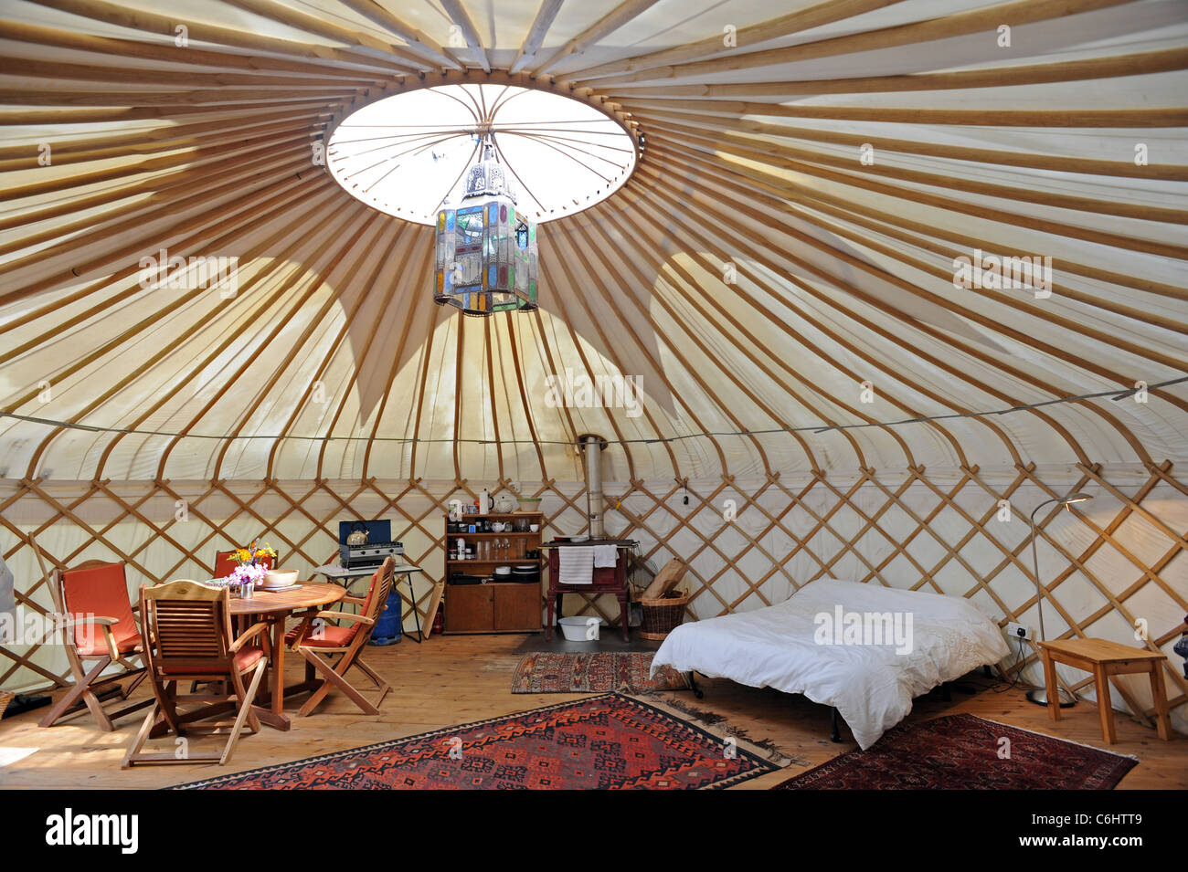 In einer großen, luxuriösen Jurte in Sussex der letzte Schrei in Zelten oder glamping Stockfoto