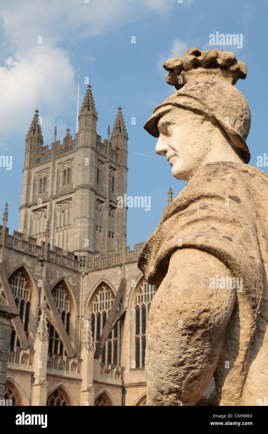 Statue von Ostorius Scapula, Gouverneur mit Bath Abbey hinter, von der Terrasse in der römischen Bäder in Bath, Somerset, UK. Stockfoto