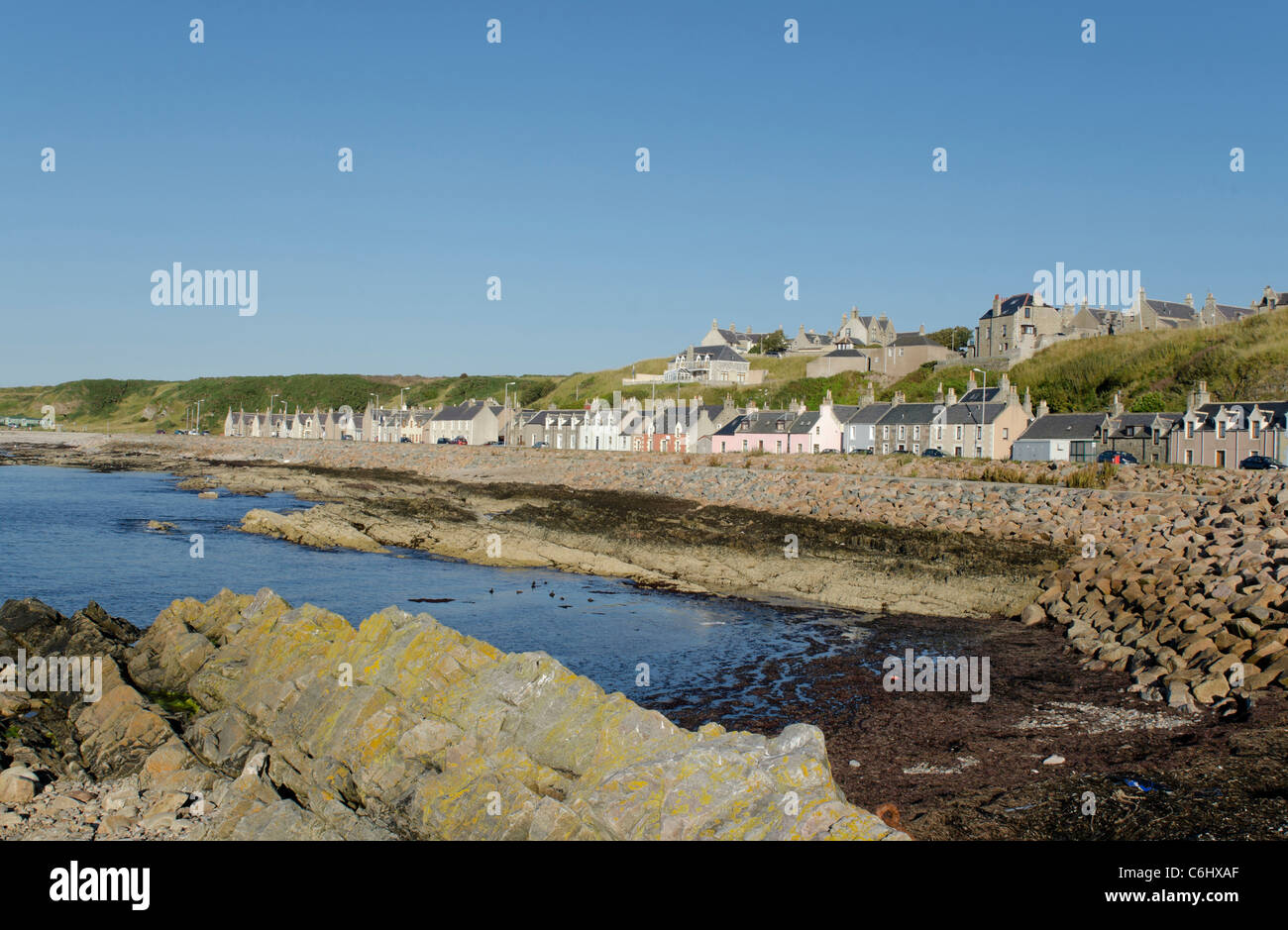 Strand und Ufer mit Häusern am Portessie Moray Küste Stockfoto