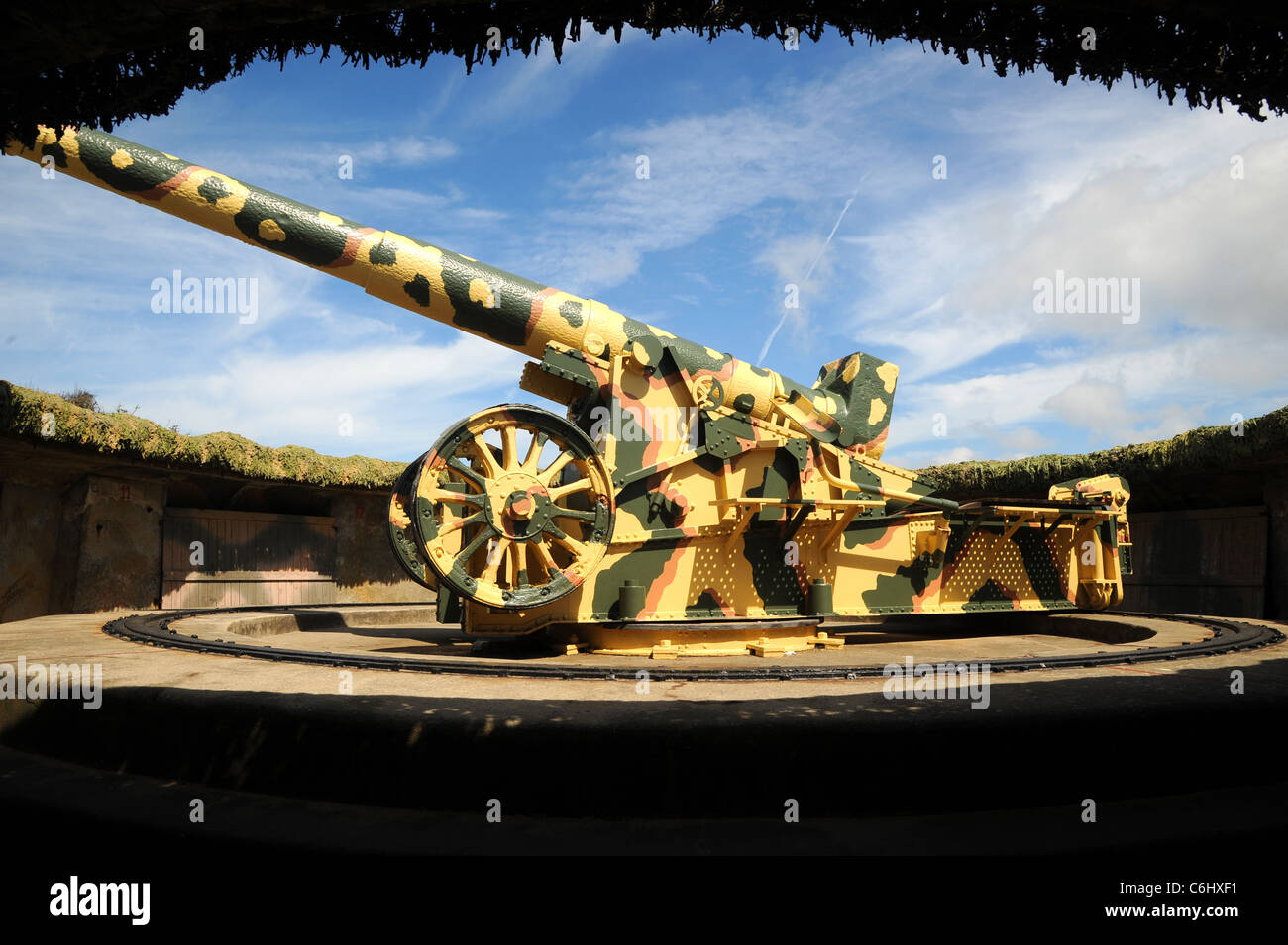 WW11 deutschen 22cm Artillerie Stück auf dem Display in eine restaurierte Bunker bei Batterie Dollmann, Guernsey. Stockfoto