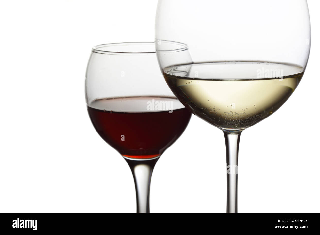 Gläser mit Wein isoliert auf weißem Hintergrund Stockfoto