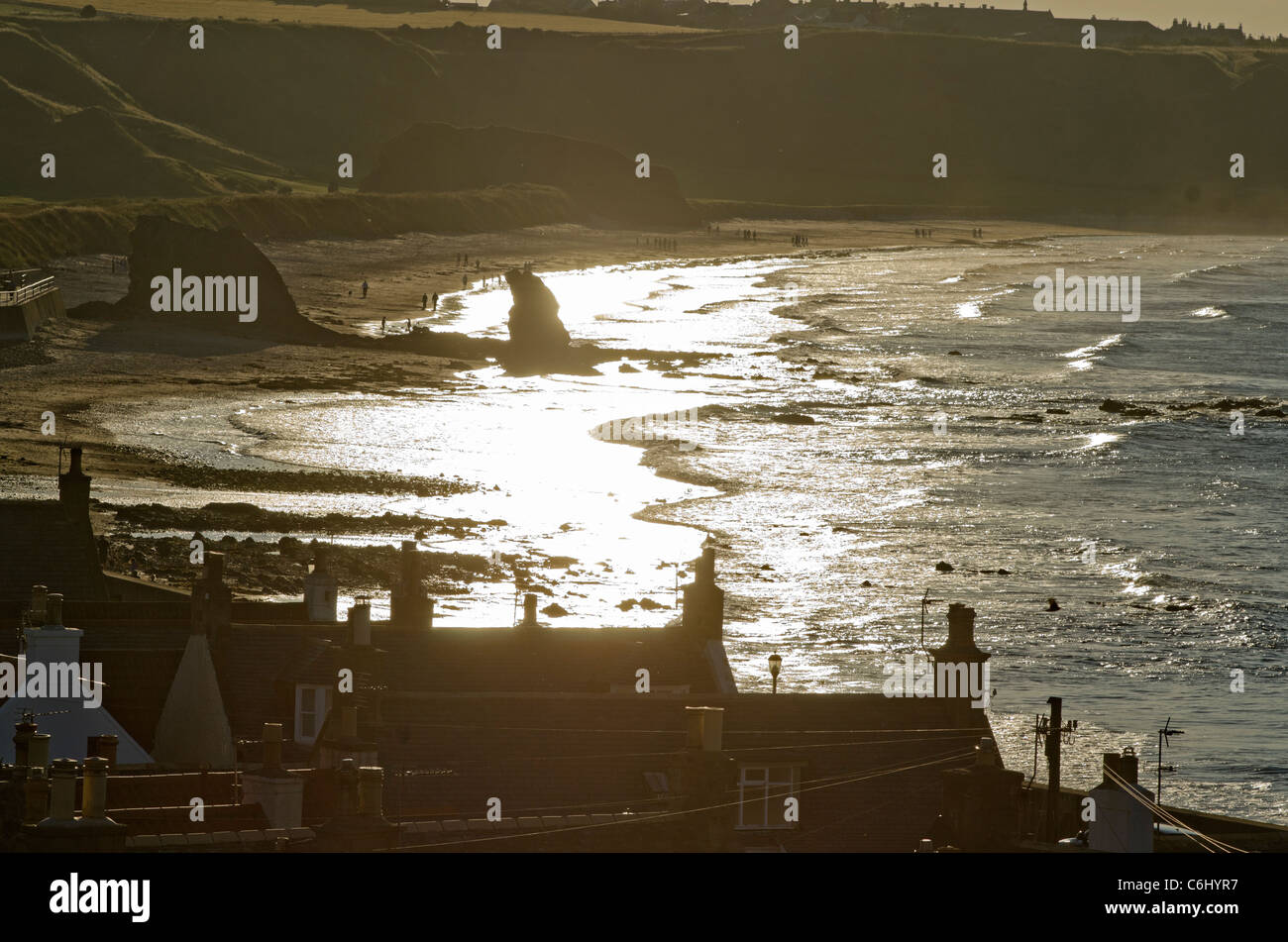 Cullen Strand-Moray Küste in späten Sonne mit Rock und Häuser im Profil Stockfoto