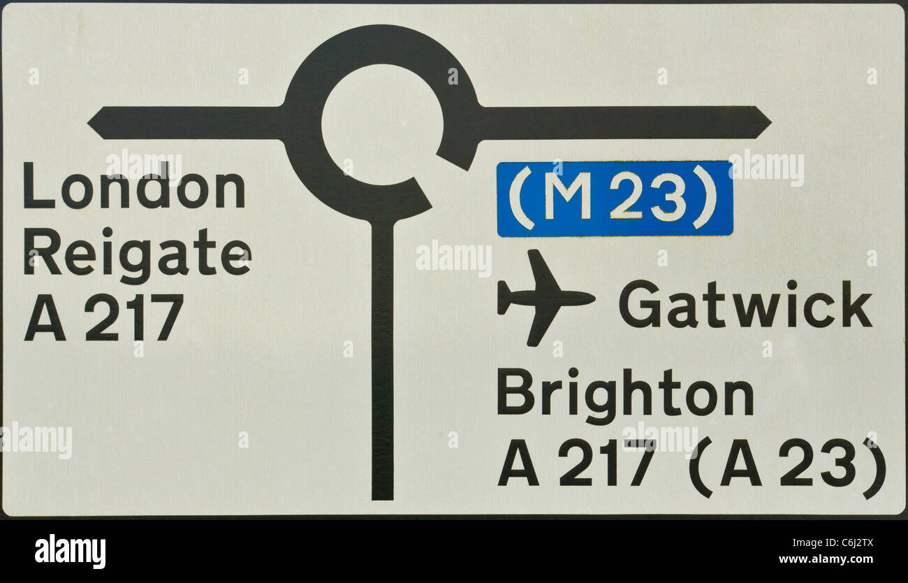Kreisverkehr Straßenschild für London Reigate Gatwick Brighton UK Verkehrszeichen Stockfoto
