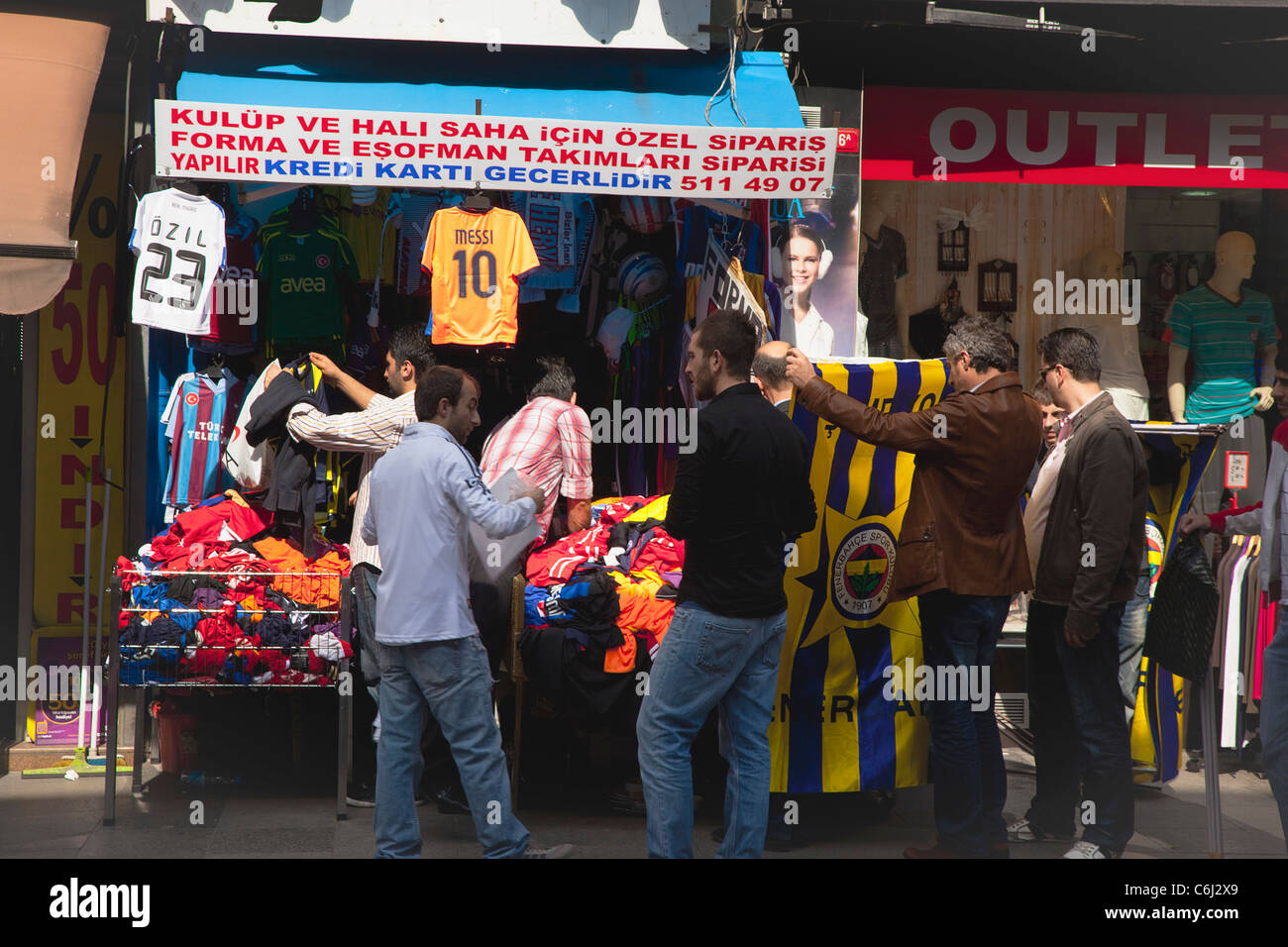 Türkei, Istanbul, Eminonu, Geschäft mit Fußball-Shirts. Stockfoto