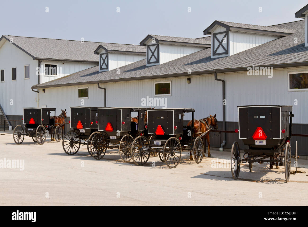 Amish und Mennonite Pferd und Buggies bei einer Hitchpost in Shipshewana, Indiana, USA. Stockfoto