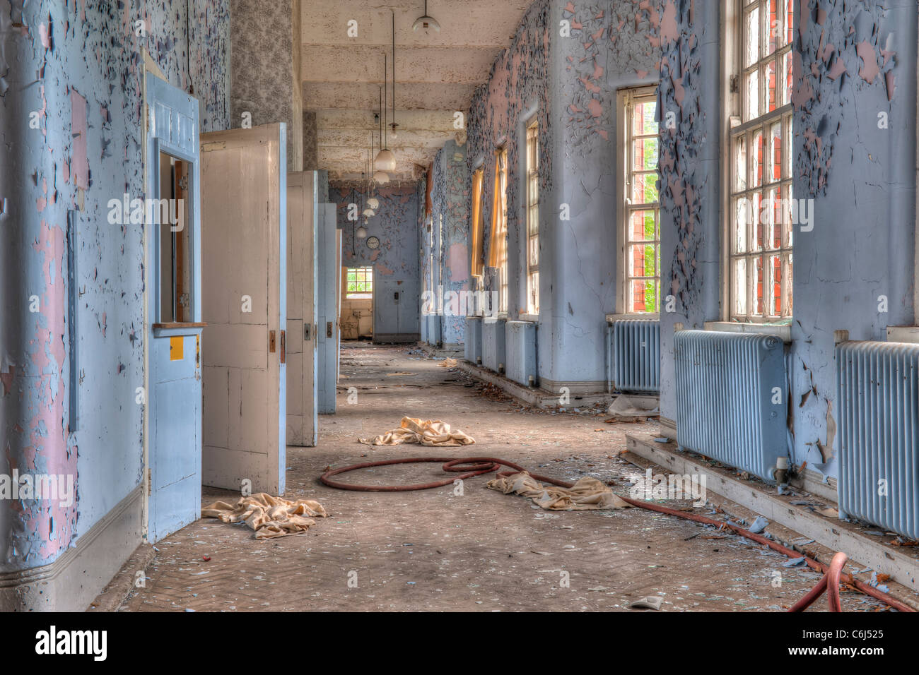 Korridor in die Irrenanstalt Flügel von einem verlassenen Krankenhaus Stockfoto