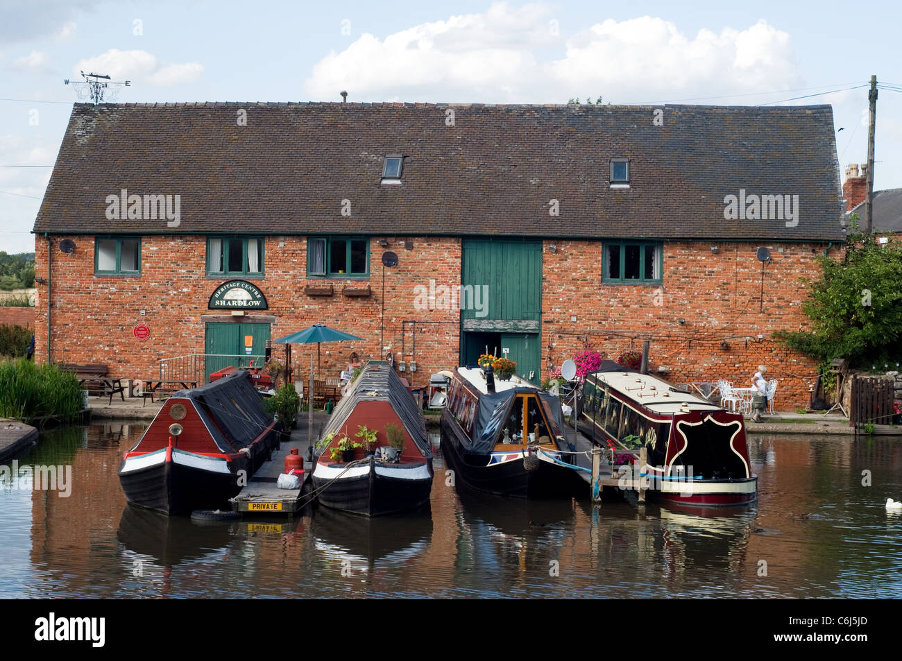 Narrowboats Ankern außerhalb der Heritage Centre auf dem Trent Mersey Kanal in England in Derbyshire Stockfoto