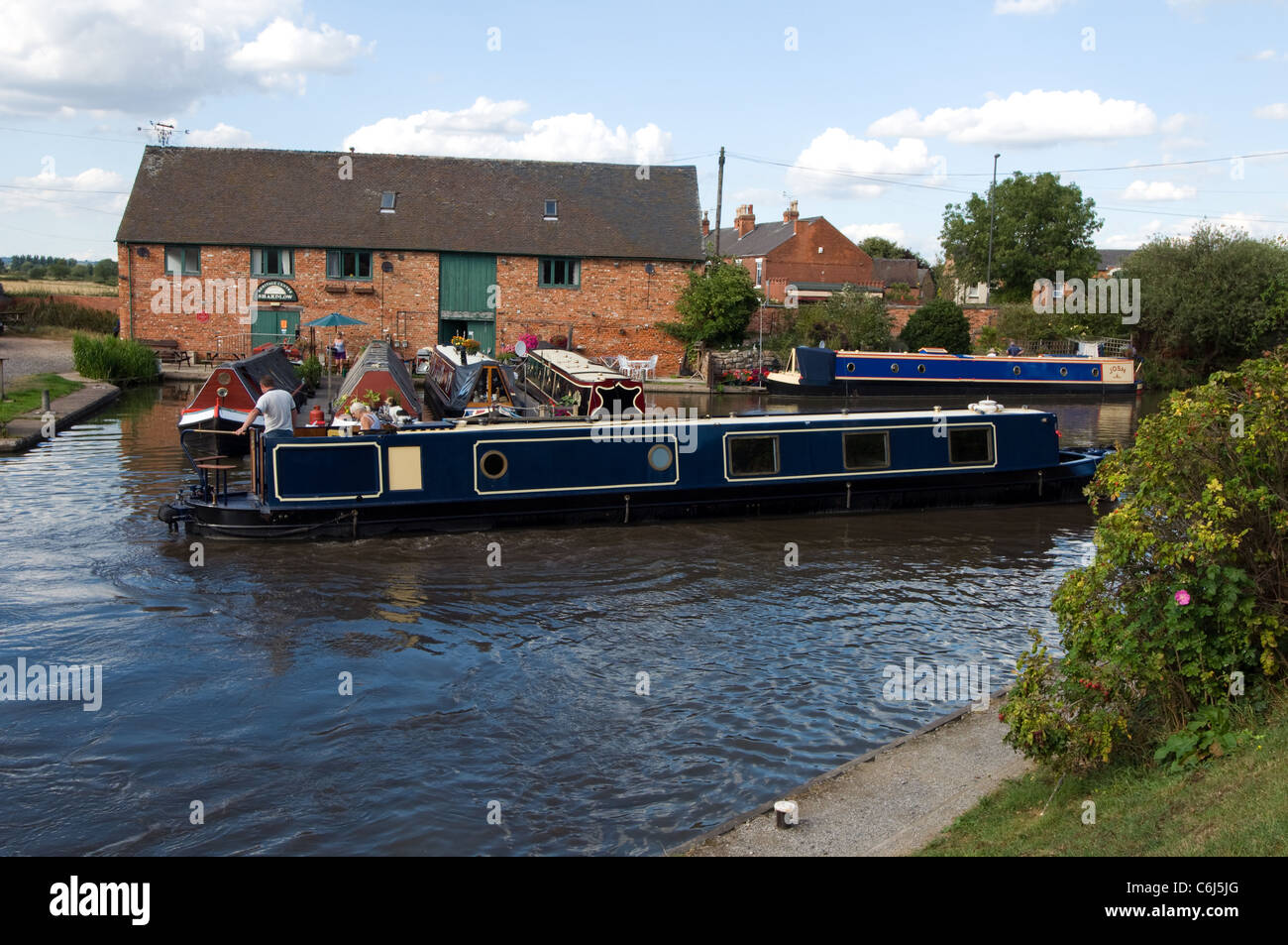 Narrowboats Ankern außerhalb der Heritage Centre auf dem Trent Mersey Kanal in England in Derbyshire Stockfoto