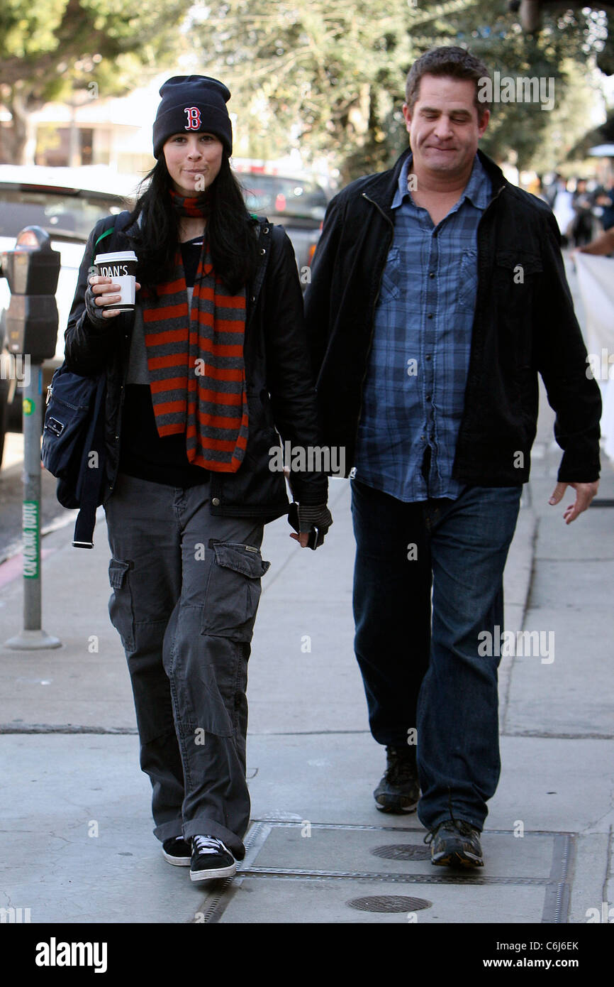 Sarah Silverman sportliche Boston Red Sox gestrickte Ski Hut wobei Joans auf Dritte nach dem Mittagessen mit einem Freund. Los Stockfoto