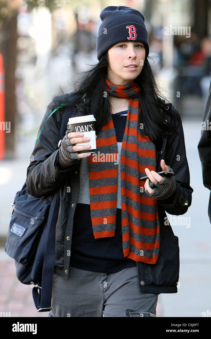 Sarah Silverman sportliche Boston Red Sox gestrickte Ski Hut wobei Joans auf Dritte nach dem Mittagessen mit einem Freund. Los Stockfoto