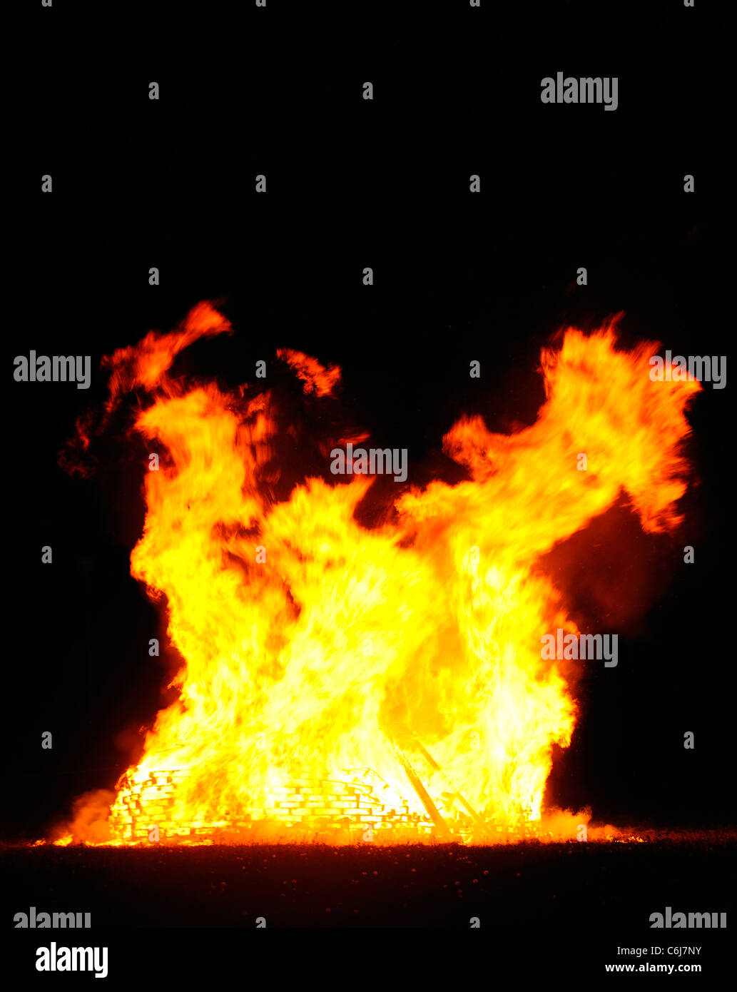 Lagerfeuer. Platz für Text oben Stockfoto