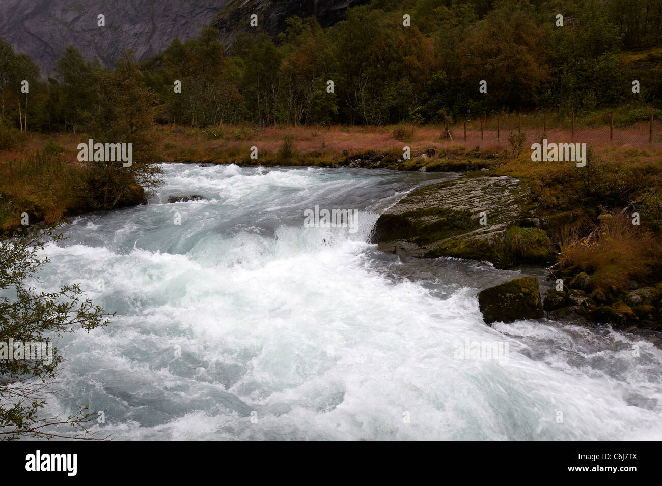Der Gletscherfluss, die aus dem Briksdal Gletscher Briksdalsbreen, Olden Tal, Stryn, Norwegen steigt. Stockfoto