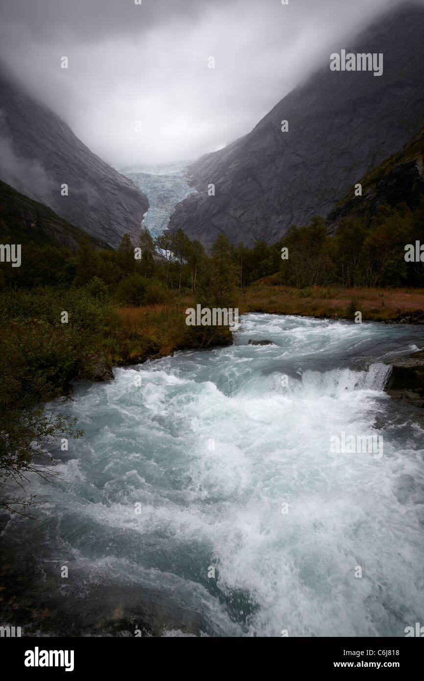 Der Gletscherfluss, die aus dem Briksdal Gletscher Briksdalsbreen, Olden Tal, Stryn, Norwegen steigt. Stockfoto