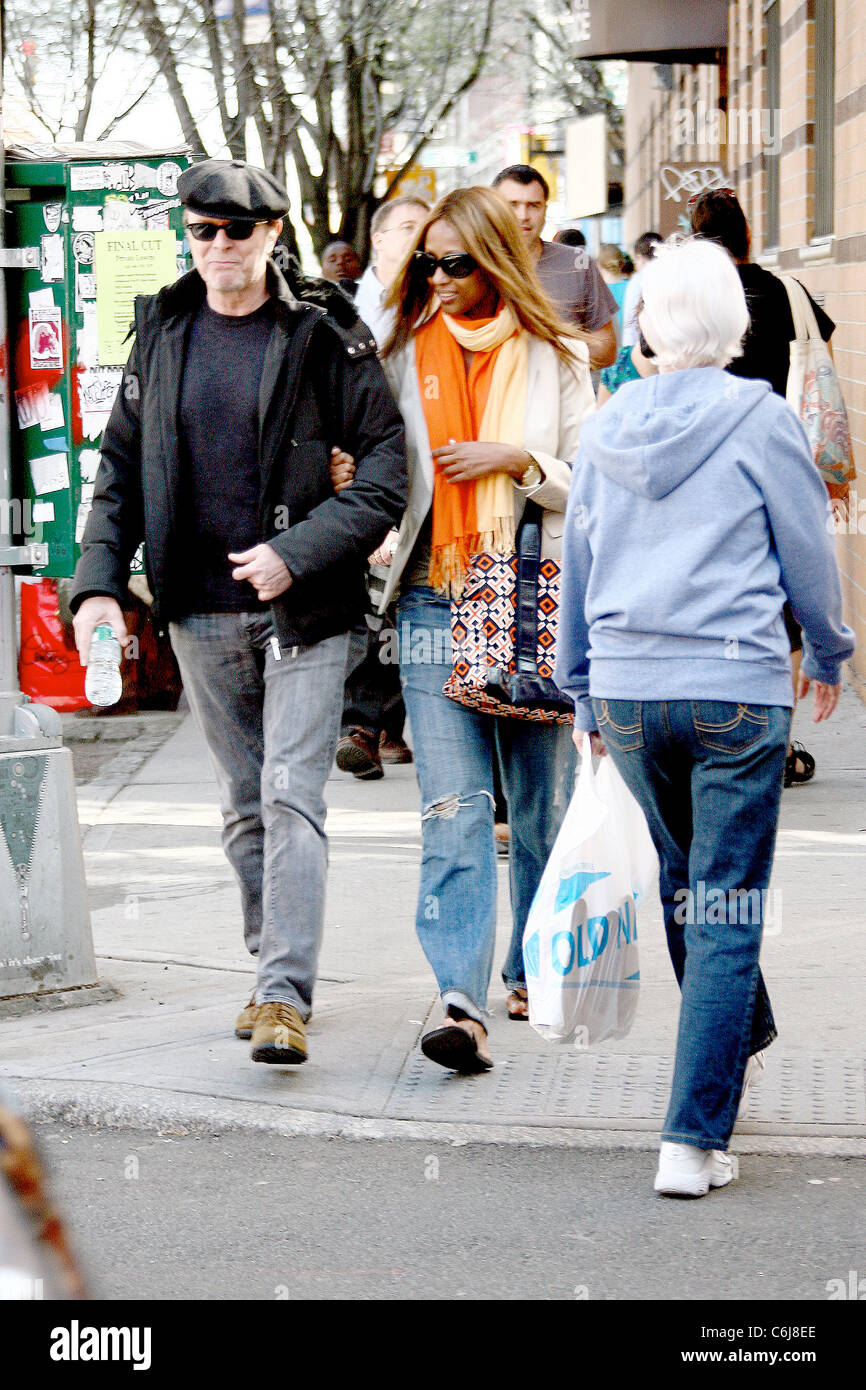 David Bowie und Iman genießen das schöne Wetter bei einem Spaziergang zusammen in Manhattan New York City, USA - 02.04.10 L. Dixon Stockfoto