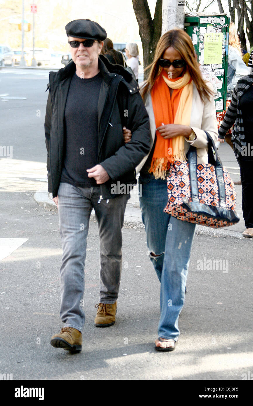David Bowie und Iman genießen das schöne Wetter bei einem Spaziergang zusammen in Manhattan New York City, USA - 02.04.10 L. Dixon Stockfoto