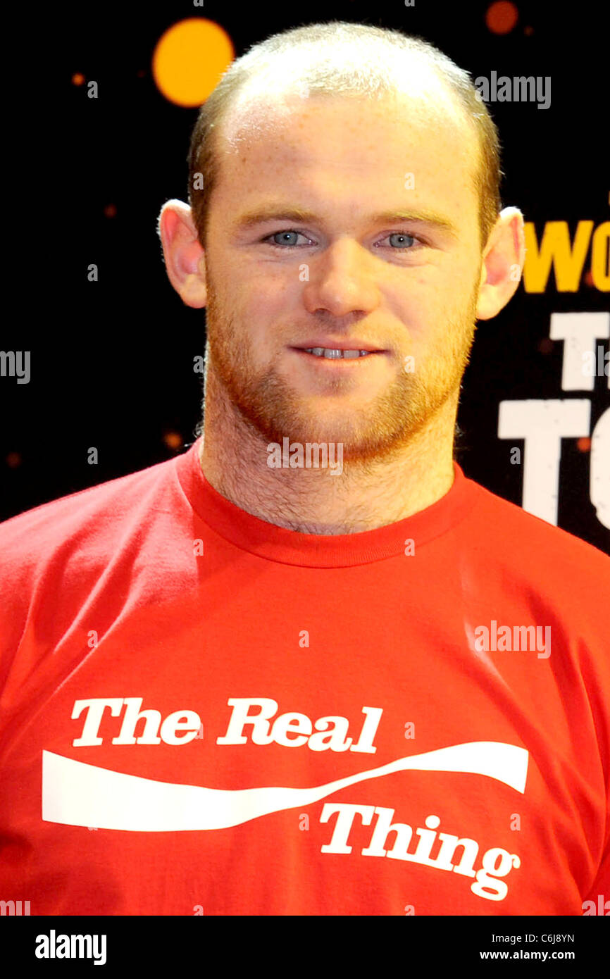 Wayne Rooney Manchester United Und England Fussballspieler Fototermin Fur Fifa World Cup Trophy Tour Am Earls Court 2 London Stockfotografie Alamy