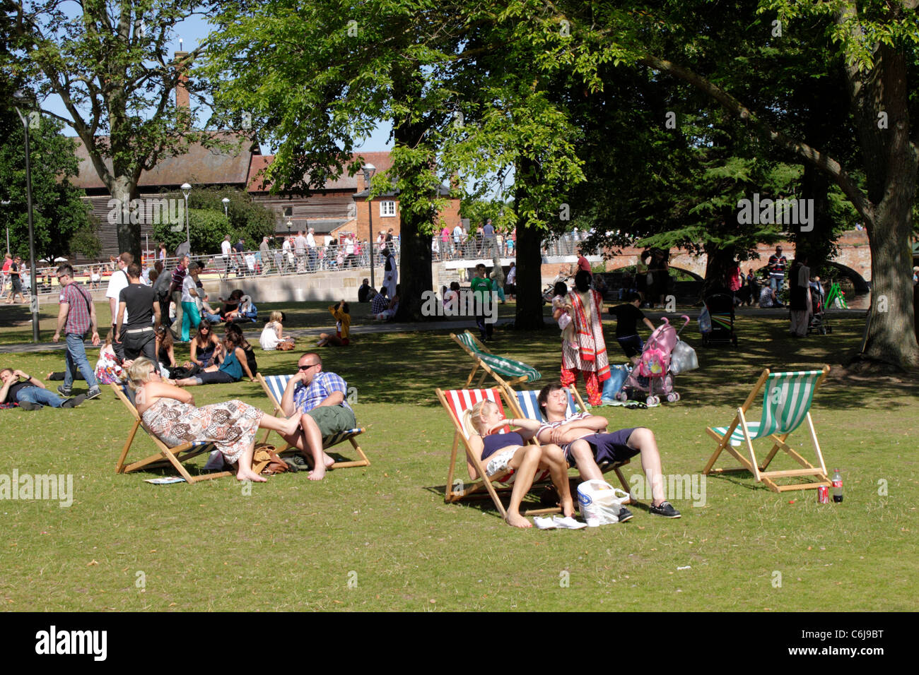 Menschen entspannen in Bancroft Gardens Stratford Upon Avon Sommer 2011 Stockfoto