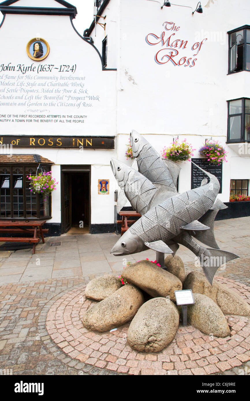 Mann von Ross Inn und springenden Lachs Skulptur Ross on Wye Herefordshire England Stockfoto