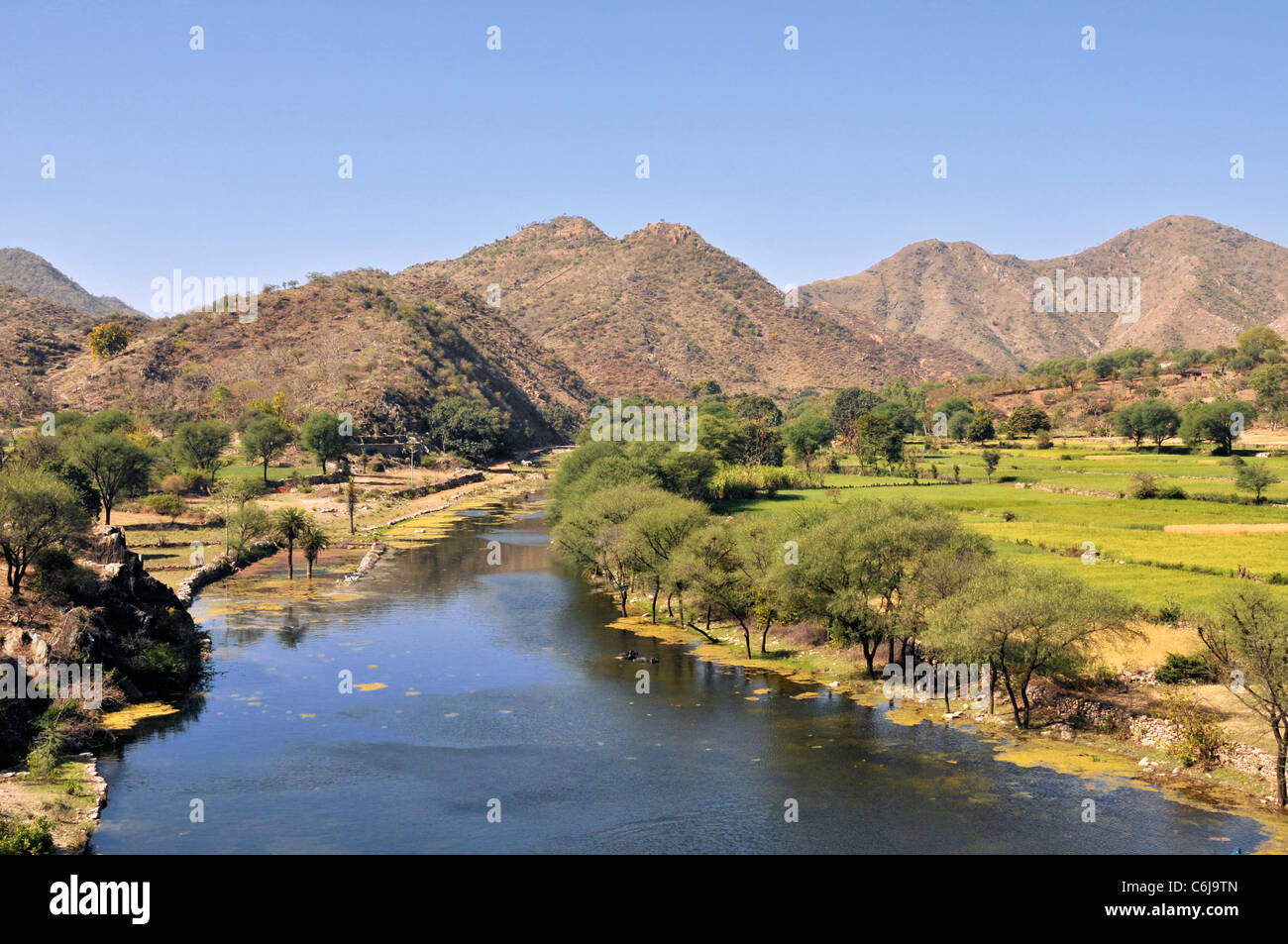 Panoramablick auf Banas Fluß Aravalli Hills Rajasthan Indien Stockfoto