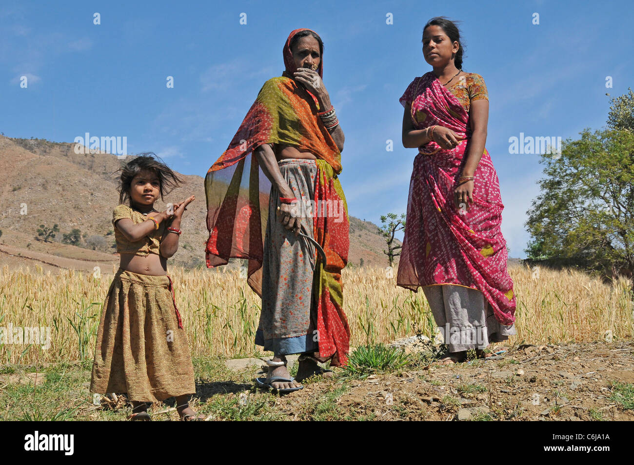 Zwei Frauen und Mädchen Aravalli Hills Rajasthan Indien Stockfoto