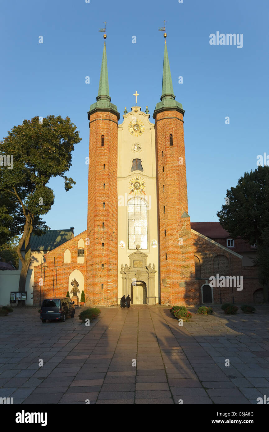 Kathedrale von Oilwa in den Strahlen der untergehenden Sonne, Polen. Stockfoto