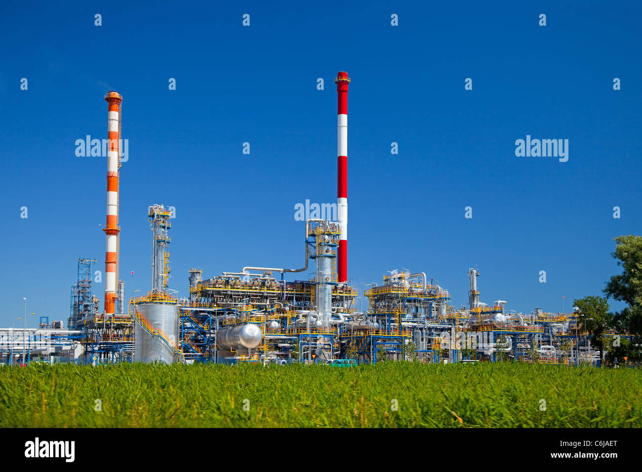 Öl-Raffinerie, Industrie-Anlage unter blauem Himmel. Stockfoto