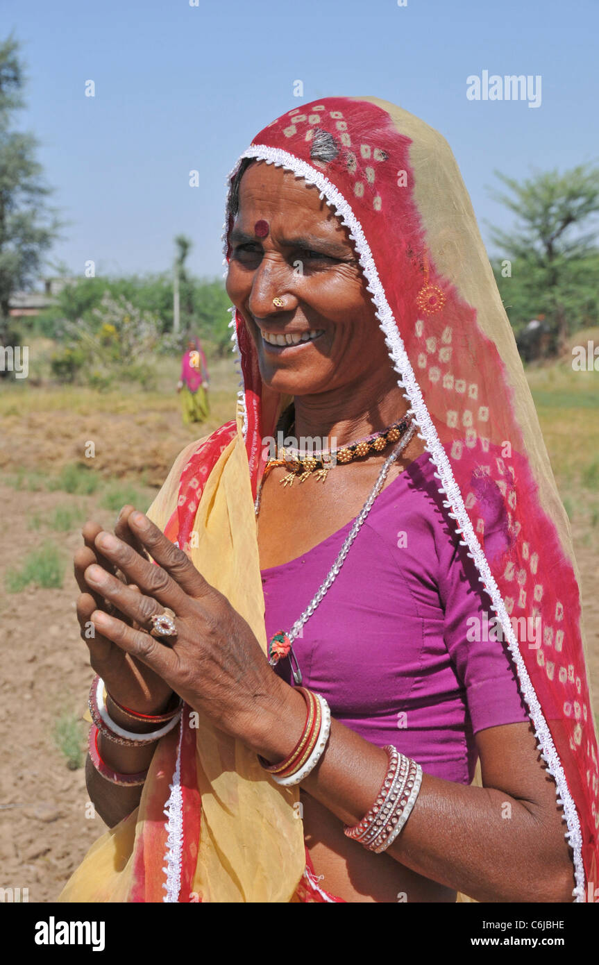 Porträt-Indianerin machen Gruß Geste Aravalli Hills Rajasthan Indien Stockfoto