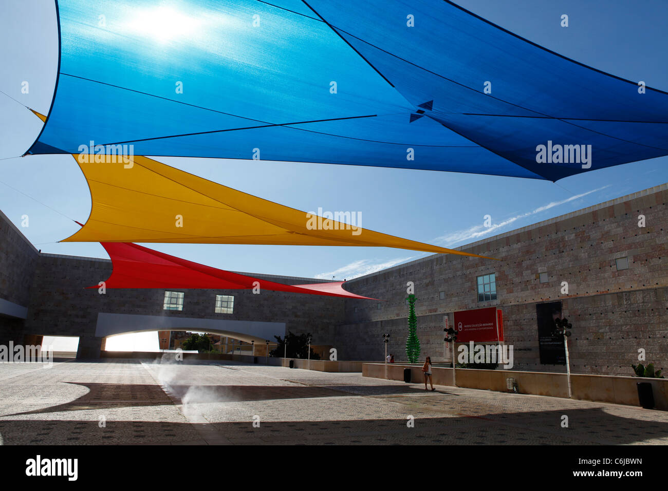 Rot, gelb und blau Material reagiert auf den Hof des Centro Cultural de Belém (Belém Cultural Centre) in Lissabon. Stockfoto