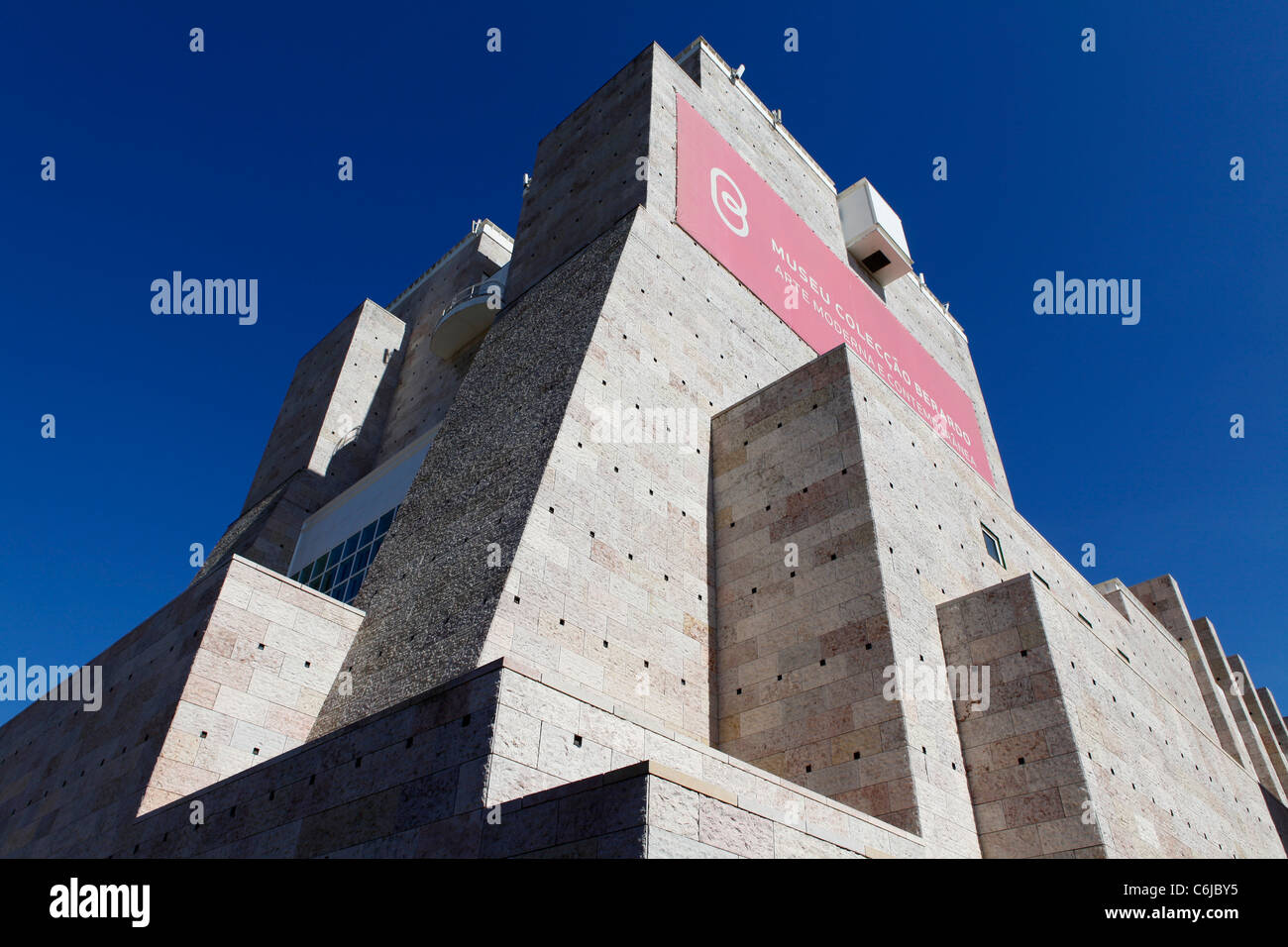 Die Fassade des Museu Coleccao Berardo (Berardo Museum) beherbergt moderne und zeitgenössische Kunst in Lissabon, Portugal. Stockfoto