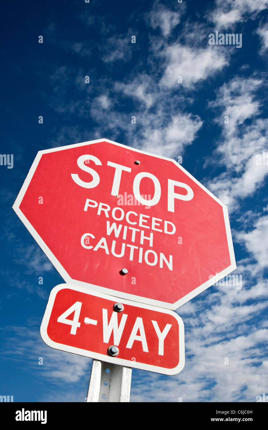 Stoppen Sie, fahren Sie mit Vorsicht rotes Straßenschild in Arizona, USA Stockfoto