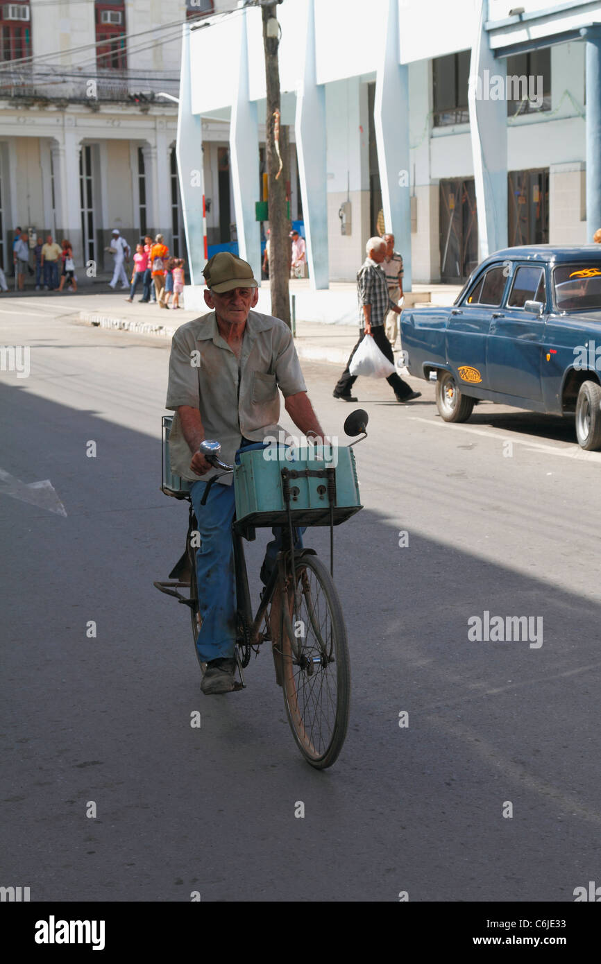 Älterer kubanischer Mann Radfahren auf Straße in der Innenstadt von Vinales, Pinar Del Rio Bezirk, Kuba, Oktober 2010 Stockfoto