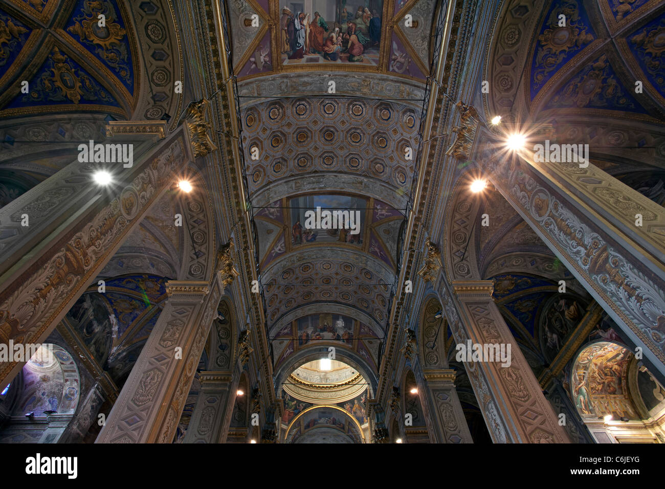 Decke in Savona, Italien Kathedrale mit komplizierten Steinmetzarbeiten, Wandmalereien und Fresken an den Wänden und länglichen Kirchenschiff Kuppel. Stockfoto