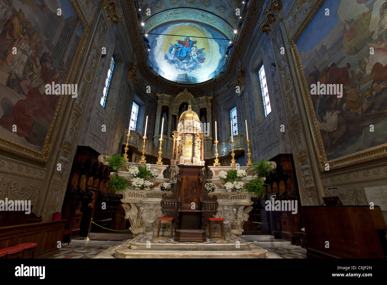 Ändern Sie in Savona, Italien Kathedrale mit komplizierten Steinmetzarbeiten, Wandmalereien und Fresken an den Wänden und länglichen Kirchenschiff Kuppel. Stockfoto