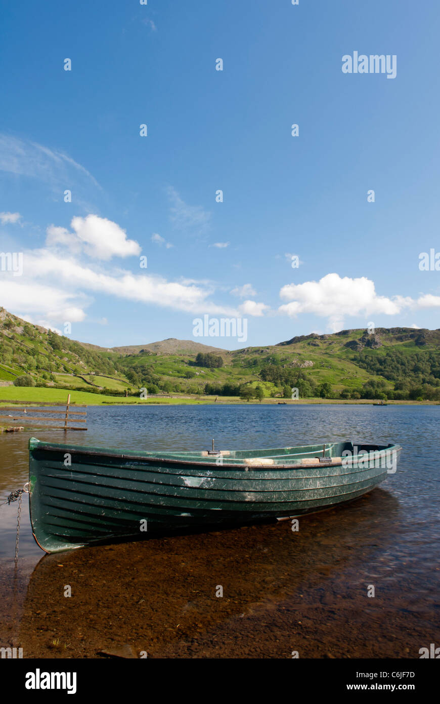 Ruderboot auf Watendlath Tarn, Nationalpark Lake District, Cumbria, England. Stockfoto
