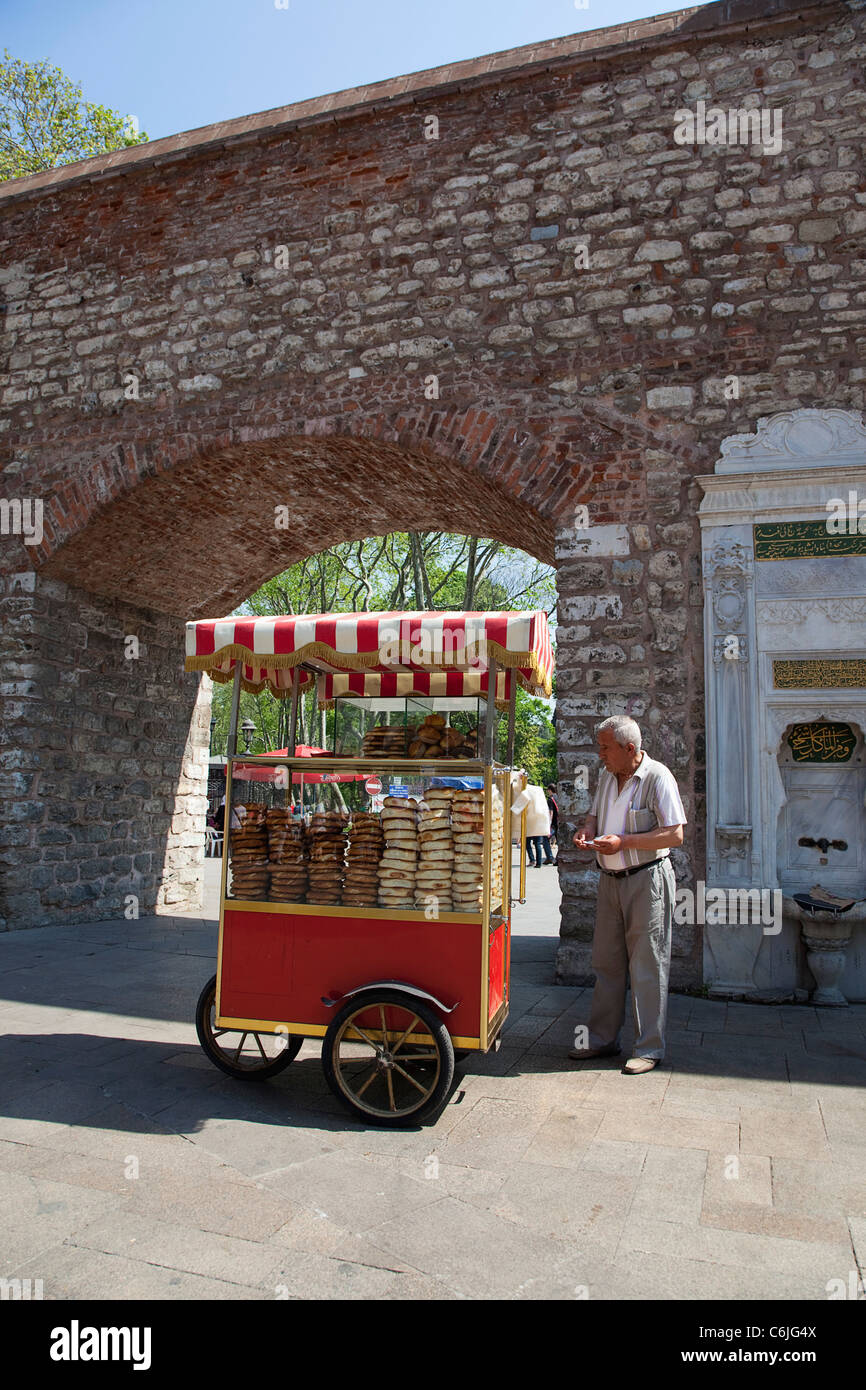 Türkei, Istanbul, Sultanahmet, Brot Snack Lieferant am Eingang zum Topkapi Palace Gardens. Stockfoto