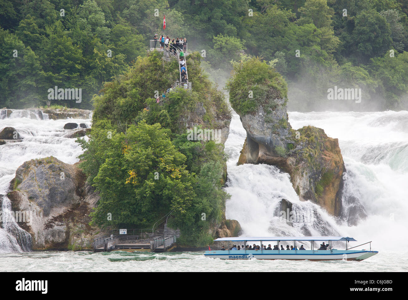 Touristenboot und Besucher am Rheinfall bei Schaffhausen - der größte in Europa (Rheinfall) Stockfoto