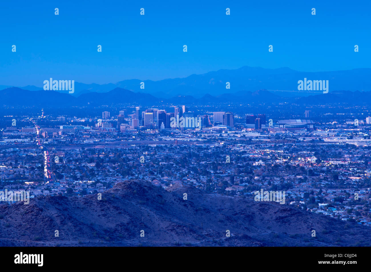 Malerische Aussicht in der Dämmerung über die Stadt Phoenix, Arizona, USA Stockfoto