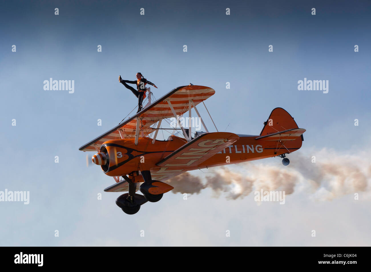 Die Breitling Wingwalking Team Overhead Shoreham Flugplatz Stockfoto