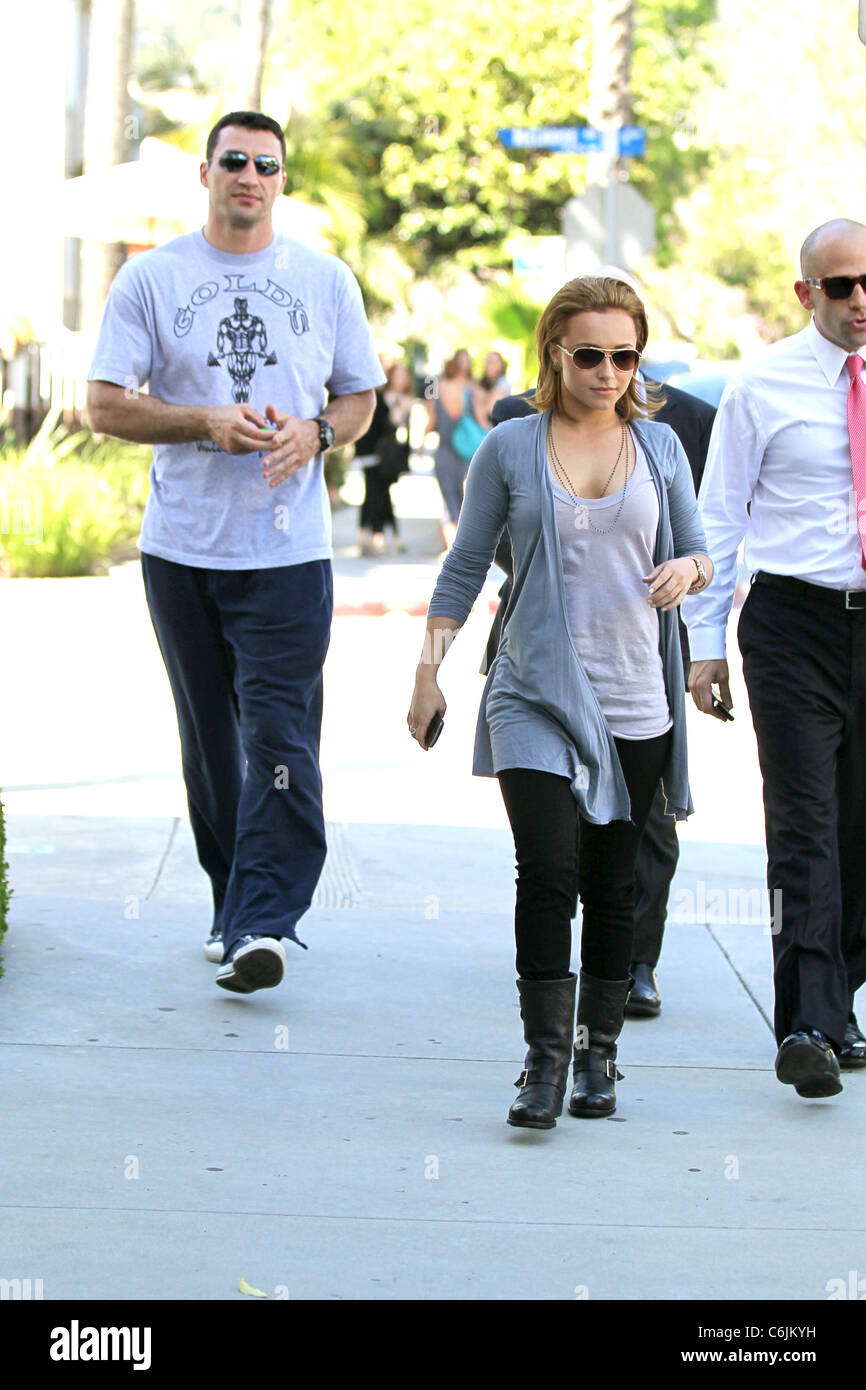 Hayden Panettiere und ihr Freund, Profi-Boxer Wladimir Klitschko verlassen Le Pain Quotidien in West Hollywood nach Stockfoto