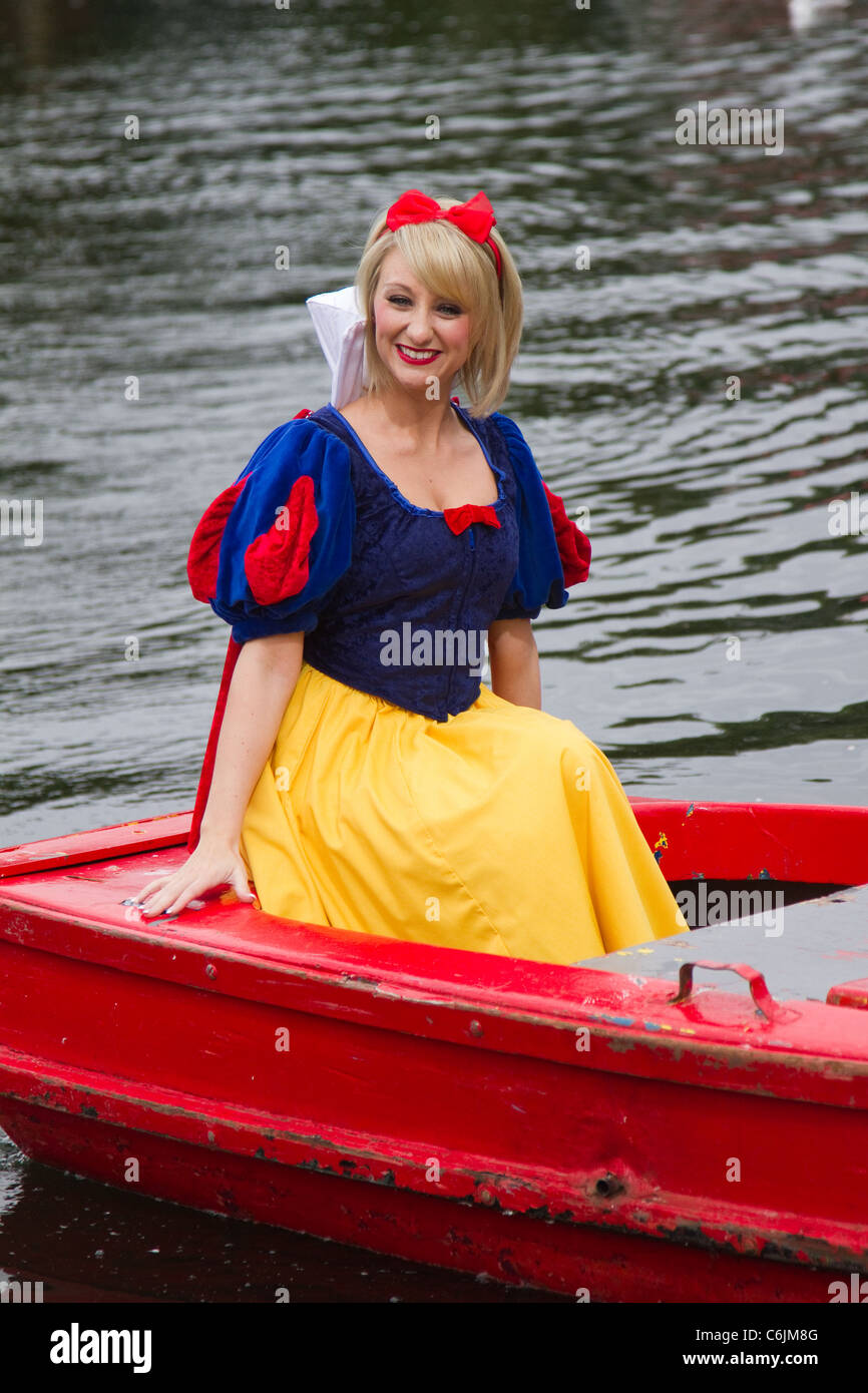 Jenny Jones, eine hochqualifizierte Moderatorin, Performerin, Sängerin und Comicdarstellerin in den Darstellern der Pantomime Snow White and the Seven Dwarfs, Grand Theatre, Blackpool, Lancashire, UK 2011 Stockfoto