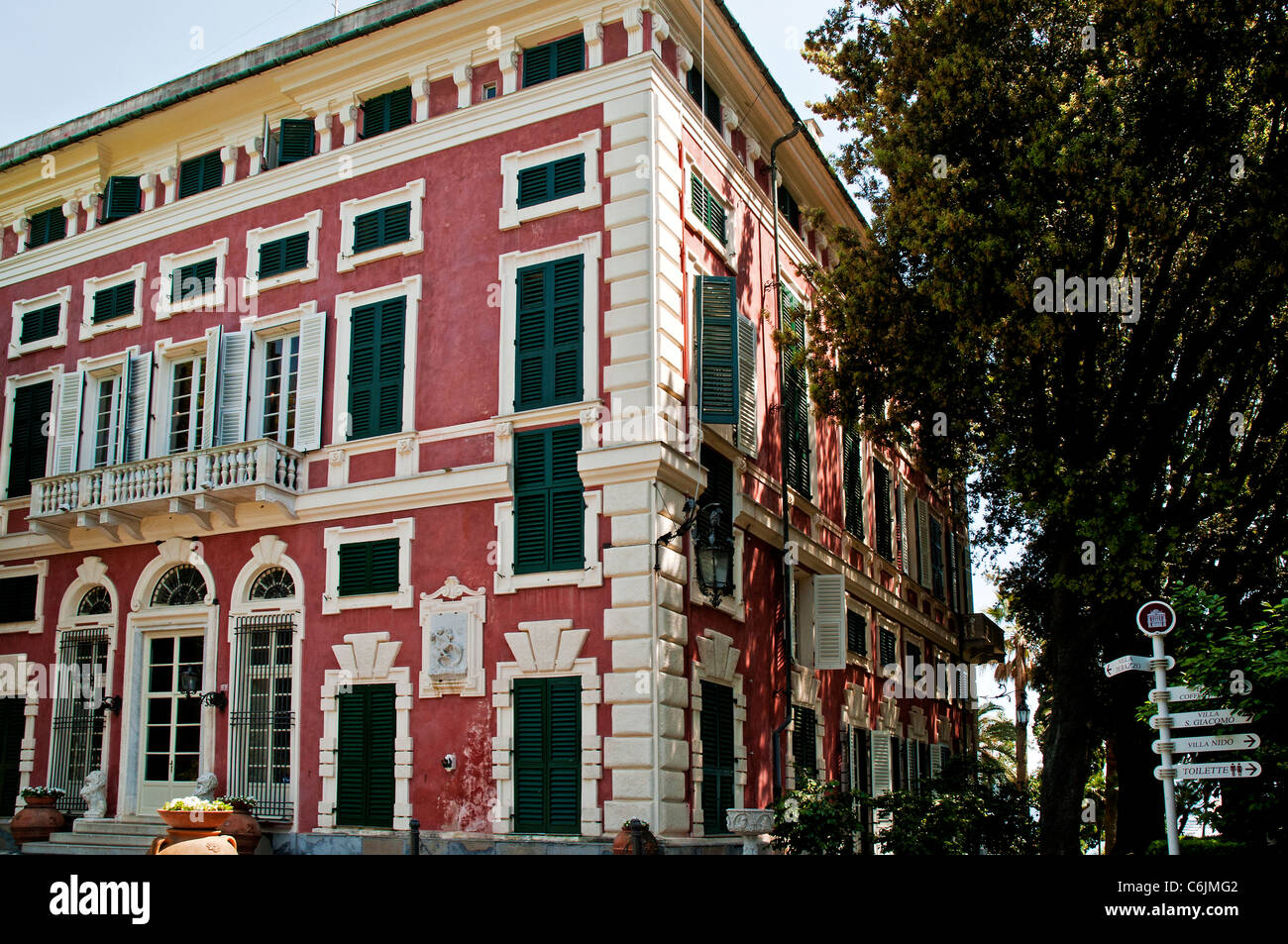 Die klassische Fassade des Sommerresidenz gebaut in1678 für die Durazzo-Familie steht in einem romantischen Park, Santa Margherita Stockfoto