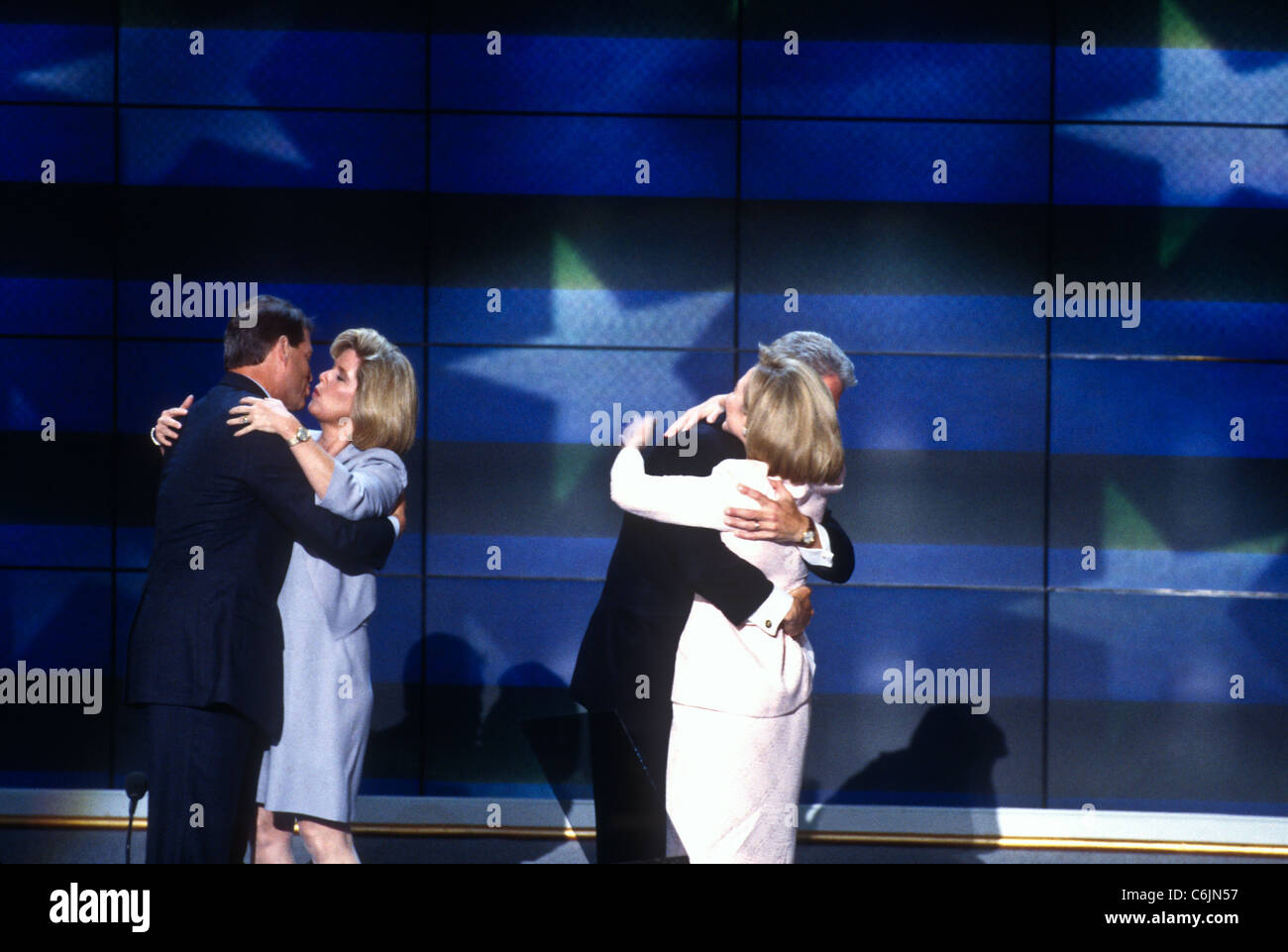 Präsident Bill Clinton küsst Frau Hillary mit Vizepräsident Al Gore und Kipper bei Democratic Convention Stockfoto