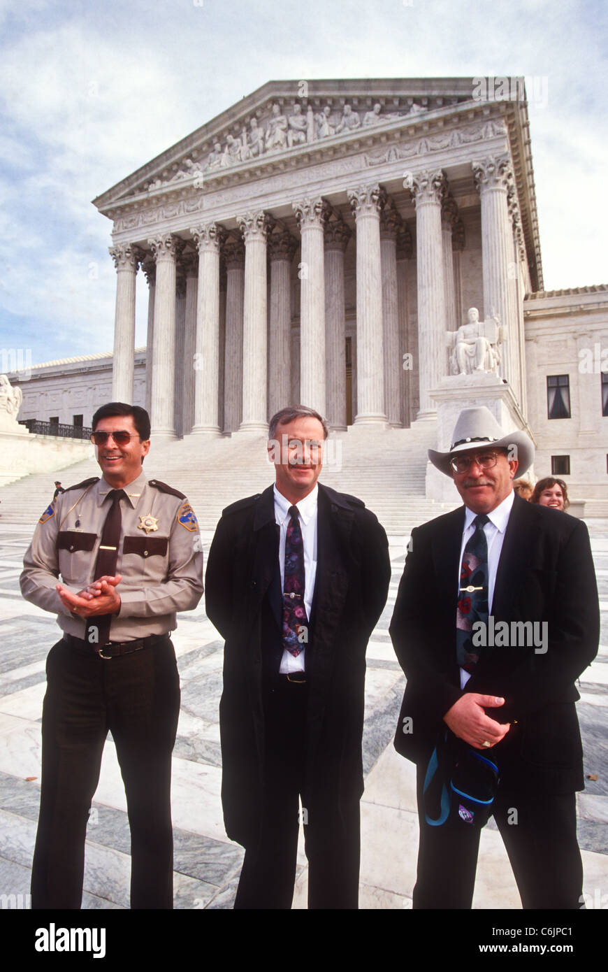 Kläger Sheriff Richard Mack (L), Jay Printz mit Anwalt David Hardy (c) außerhalb der oberste Gerichtshof in Washington Stockfoto