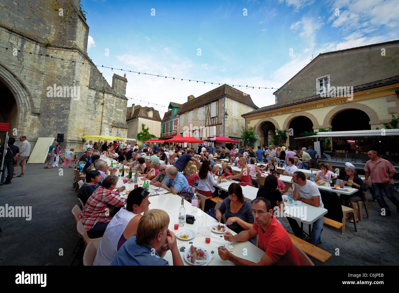 Dorfbewohner genießen Sie ein Open-Air-fest am Nationalfeiertag in Issigeac, Frankreich Stockfoto
