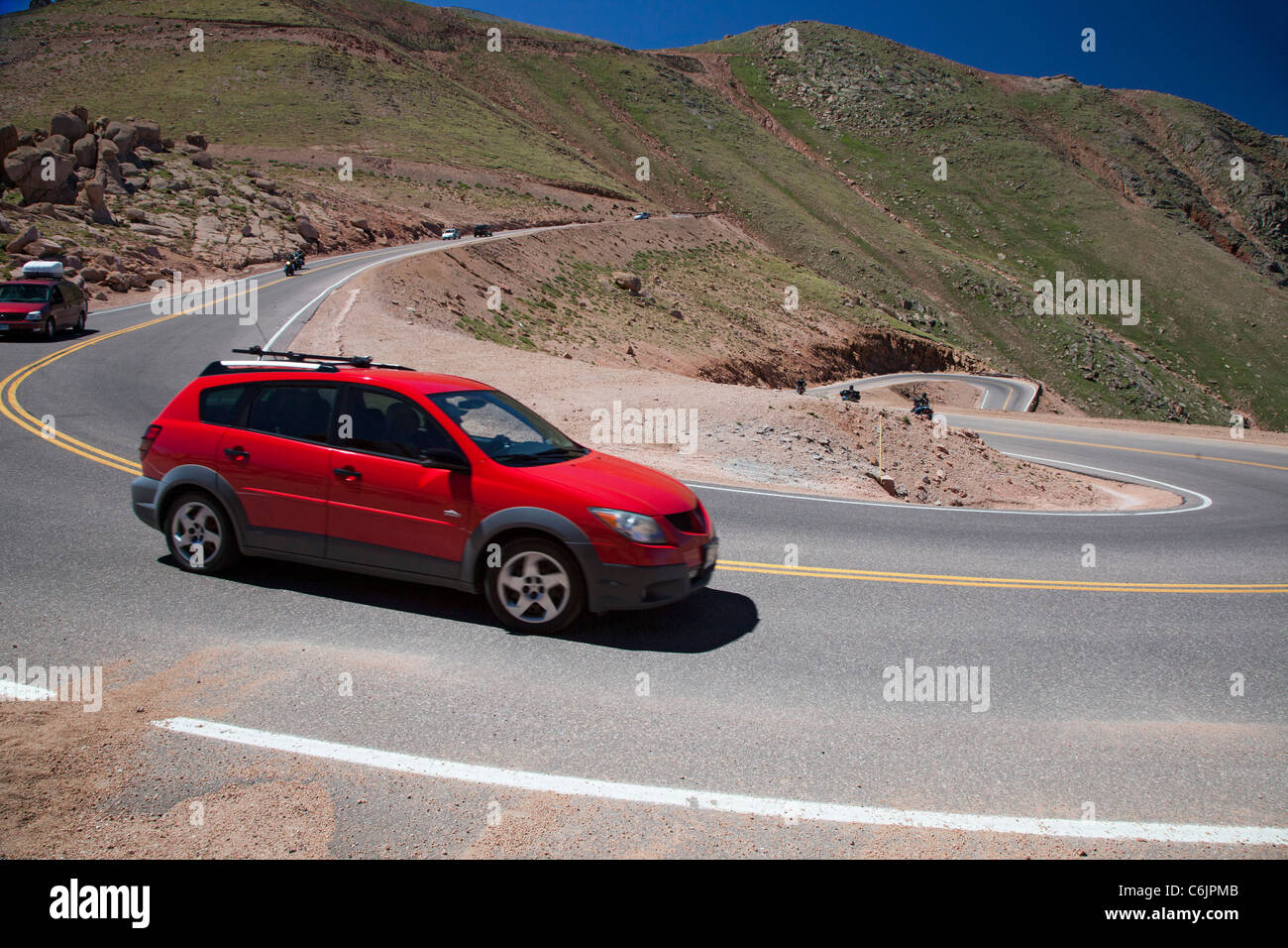 Colorado Springs, Colorado - Autos auf dem Pikes Peak Highway, eine Mautstraße, die an die Spitze des Berges 14.110 Fuß führt. Stockfoto