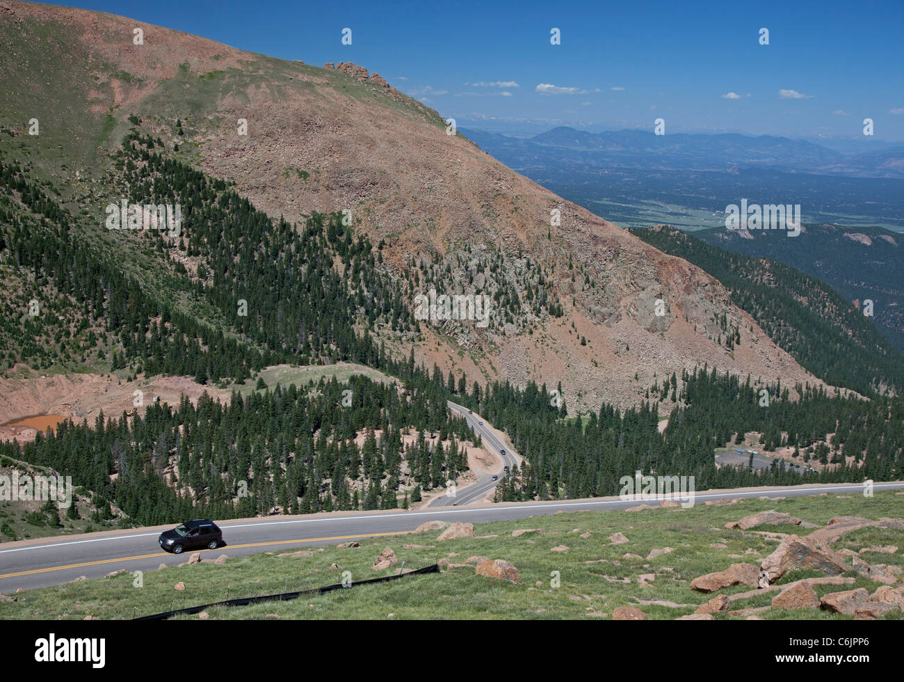 Colorado Springs, Colorado - Autos auf dem Pikes Peak Highway, eine Mautstraße, die an die Spitze des Berges 14.110 Fuß führt. Stockfoto
