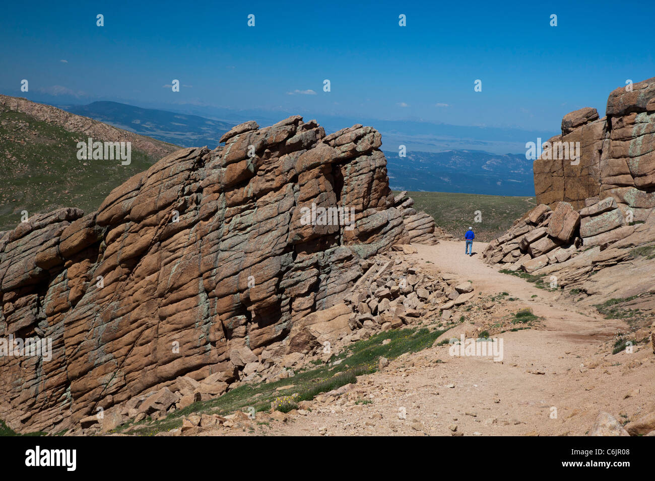 Colorado Springs, Colorado - Susan Newell, 62, Wanderungen auf einem Trail nahe dem Gipfel des Pikes Peak. HERR Stockfoto
