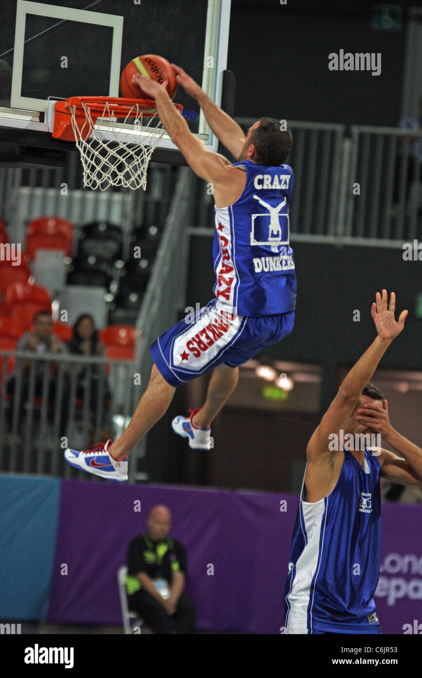 Die verrückte Dunkers unterhalten das Publikum während der Halbzeit des GB V Serbien Basketball in der Olympischen Arena in Stratford, London. Stockfoto