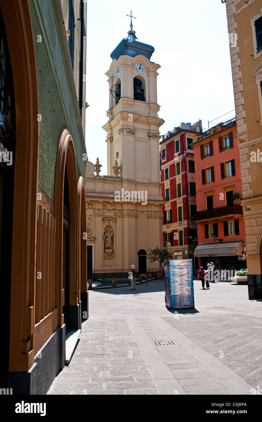 Eines der zwei Glockentürme der Basilica di Santa Margherita, Santa Margherita Ligure, Italien Stockfoto