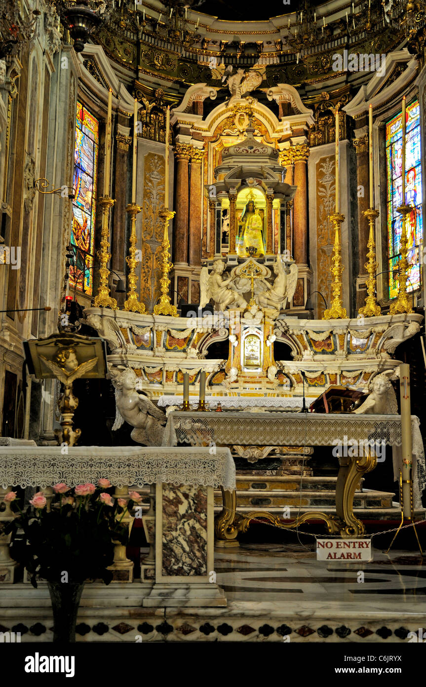 Eine verehrte Statue der St. Margarete von Antiochia steht auf dem reich verzierten Hauptaltar der Basilika di Santa Margherita Stockfoto